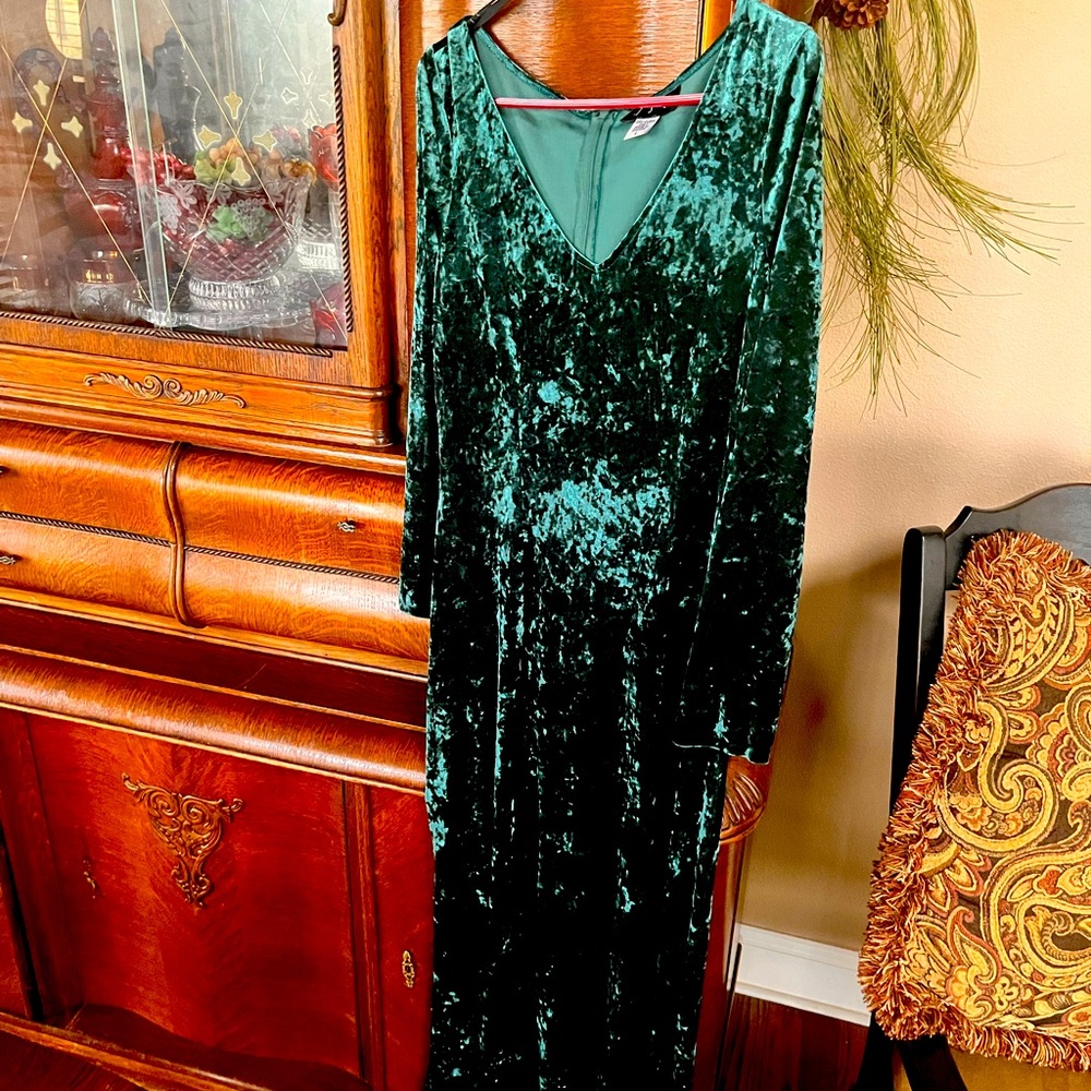 Gorgeous Women’s Emerald Green Crushed “velvet” look.  Size Large
